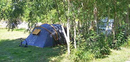 Pour les budgets modérés ou les envies de nature, un emplacement familial et ombragé 